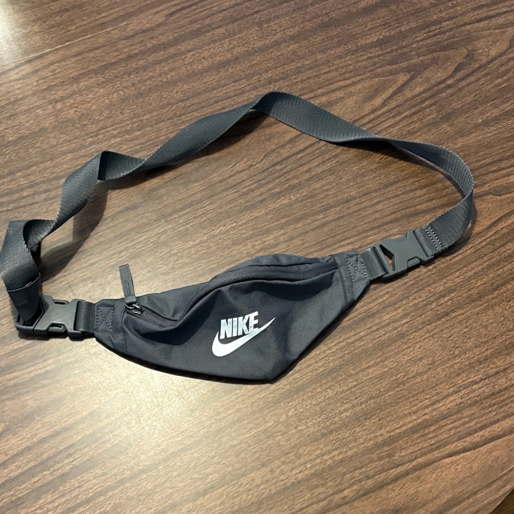 LAST CHANCE Nike Heritage Gray Waist Hip Fanny Pack